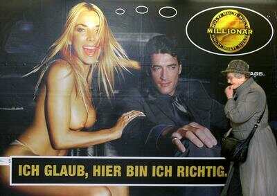 Mehr Beschwerden, aber weniger kritisierte Werbekampagnen: Der Deutsche Werberat stellt seinen Jahresbericht vor. Das Foto zeigt eine umstrittene Reklame aus dem Jahr 2001.